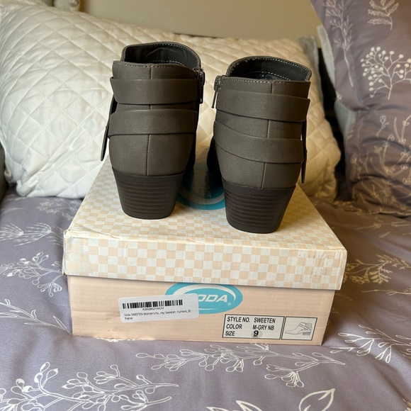 Soda SWEETEN Women's Multi Strap Ankle Bootie Block Heel Size 9, Grey NWT - Picture 3 of 6